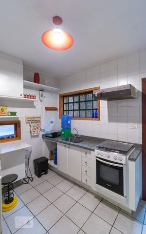 Casa à venda com 135m², 2 quartos e 2 vagas Casa à venda com 135m², 2 quartos e 2 vagasCozinha
