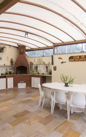 Casa à venda com 500m², 5 quartos e 6 vagasChurrasqueira