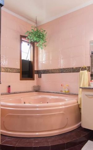 Casa à venda com 500m², 5 quartos e 6 vagasBanheiro Suíte 1