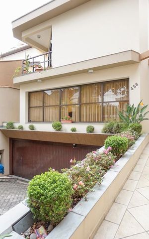 Casa à venda com 450m², 4 quartos e 6 vagasFachada