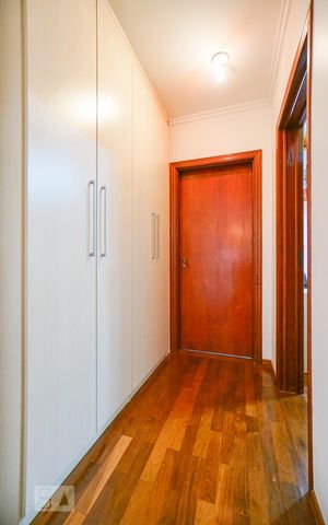Casa à venda com 450m², 4 quartos e 6 vagasDetalhe corredor quartos