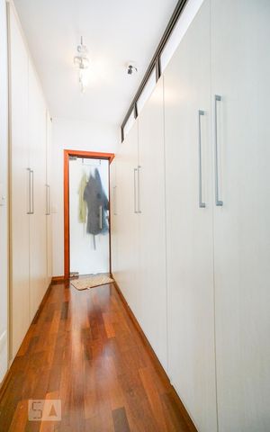 Casa à venda com 450m², 4 quartos e 6 vagasCloset suíte 4