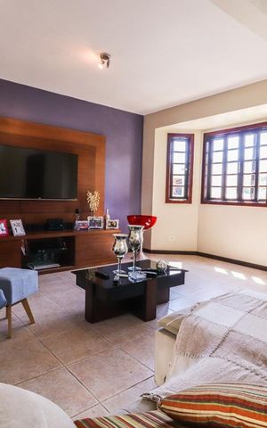 Casa de condomínio à venda com 360m², 5 quartos e 6 vagas Casa de condomínio à venda com 360m², 5 quartos e 6 vagasSala