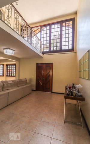 Casa de condomínio à venda com 360m², 5 quartos e 6 vagas Casa de condomínio à venda com 360m², 5 quartos e 6 vagasSala