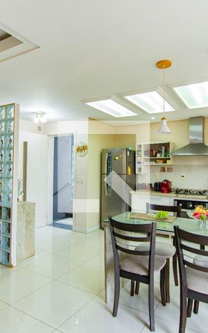 Casa à venda com 400m², 4 quartos e 2 vagas Casa à venda com 400m², 4 quartos e 2 vagasCozinha