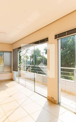 Casa à venda com 400m², 4 quartos e 2 vagas Casa à venda com 400m², 4 quartos e 2 vagasVaranda