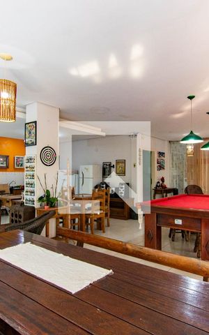 Casa à venda com 400m², 4 quartos e 2 vagas Casa à venda com 400m², 4 quartos e 2 vagasSala