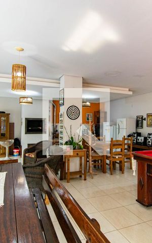 Casa à venda com 400m², 4 quartos e 2 vagas Casa à venda com 400m², 4 quartos e 2 vagasSala