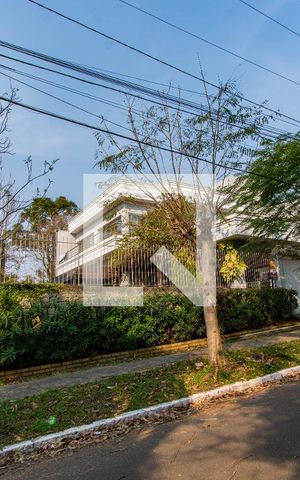 Casa à venda com 400m², 4 quartos e 2 vagas Casa à venda com 400m², 4 quartos e 2 vagasFachada