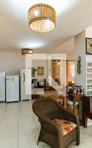 Casa à venda com 400m², 4 quartos e 2 vagas Casa à venda com 400m², 4 quartos e 2 vagasSala