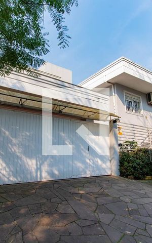 Casa à venda com 400m², 4 quartos e 2 vagas Casa à venda com 400m², 4 quartos e 2 vagasFachada