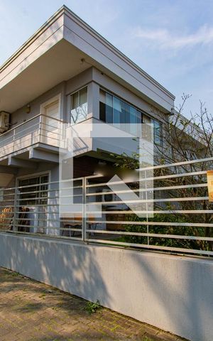 Casa à venda com 400m², 4 quartos e 2 vagas Casa à venda com 400m², 4 quartos e 2 vagasFachada