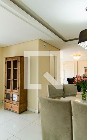 Casa à venda com 400m², 4 quartos e 2 vagas Casa à venda com 400m², 4 quartos e 2 vagasSala