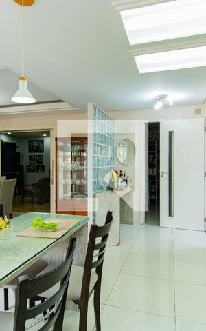 Casa à venda com 400m², 4 quartos e 2 vagas Casa à venda com 400m², 4 quartos e 2 vagasCozinha