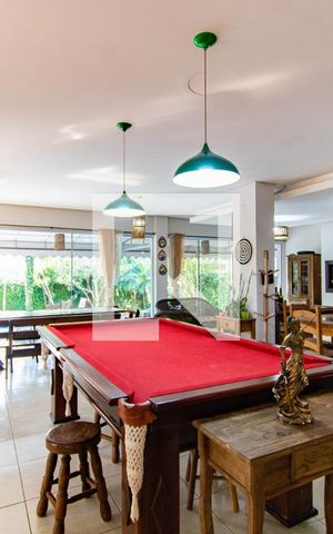 Casa à venda com 400m², 4 quartos e 2 vagas Casa à venda com 400m², 4 quartos e 2 vagasSala