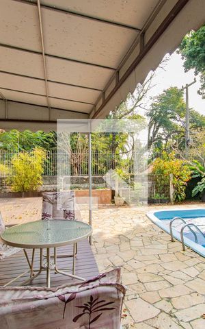 Casa à venda com 400m², 4 quartos e 2 vagas Casa à venda com 400m², 4 quartos e 2 vagasÁrea comum