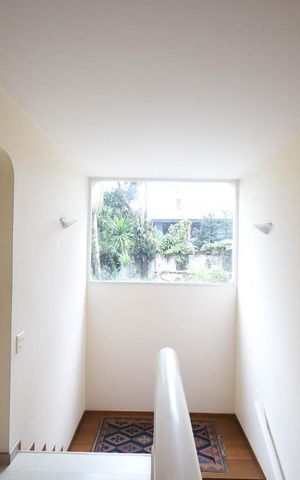 Casa para alugar com 890m², 5 quartos e 8 vagasEscada