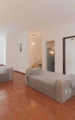 Casa à venda com 150m², 4 quartos e 3 vagas Casa à venda com 150m², 4 quartos e 3 vagasSala