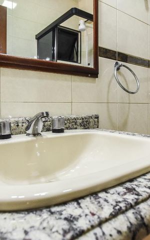 Casa à venda com 403m², 4 quartos e 5 vagas Casa à venda com 403m², 4 quartos e 5 vagasBanheiro do Sotão