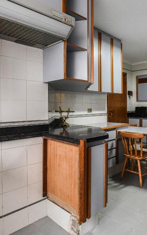 Apartamento à venda com 140m², 3 quartos e 2 vagas Apartamento à venda com 140m², 3 quartos e 2 vagasCozinha