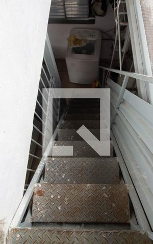 Casa à venda com 300m², 7 quartos e 1 vaga Casa à venda com 300m², 7 quartos e 1 vagaEscada