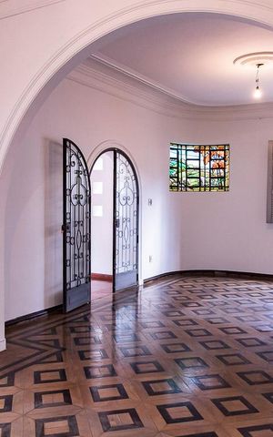 Casa à venda com 350m², 7 quartos e 8 vagas Casa à venda com 350m², 7 quartos e 8 vagasSala de Estar