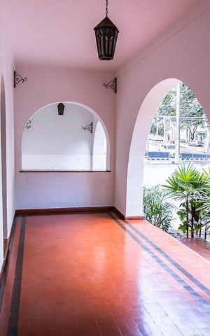 Casa à venda com 350m², 7 quartos e 8 vagas Casa à venda com 350m², 7 quartos e 8 vagasVaranda da Sala