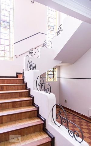 Casa à venda com 350m², 7 quartos e 8 vagas Casa à venda com 350m², 7 quartos e 8 vagasEscada