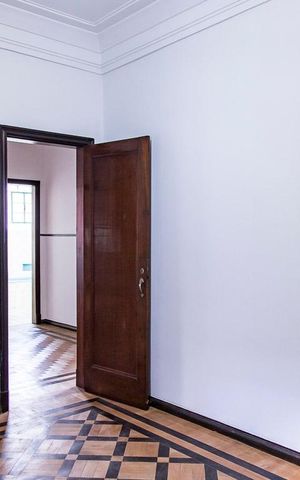 Casa à venda com 350m², 7 quartos e 8 vagas Casa à venda com 350m², 7 quartos e 8 vagasSala de TV