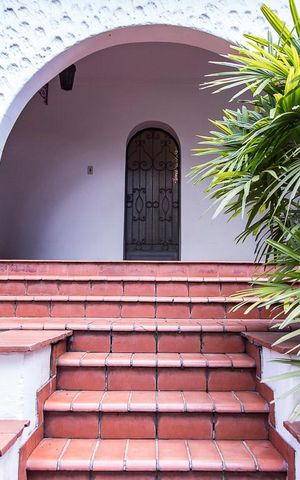 Casa à venda com 350m², 7 quartos e 8 vagas Casa à venda com 350m², 7 quartos e 8 vagasEntrada