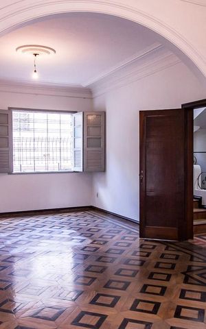 Casa à venda com 350m², 7 quartos e 8 vagas Casa à venda com 350m², 7 quartos e 8 vagasSala de Estar