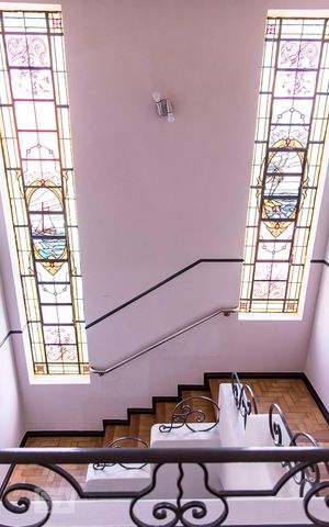 Casa à venda com 350m², 7 quartos e 8 vagas Casa à venda com 350m², 7 quartos e 8 vagasEscada