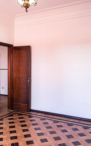 Casa à venda com 350m², 7 quartos e 8 vagas Casa à venda com 350m², 7 quartos e 8 vagasQuarto 2