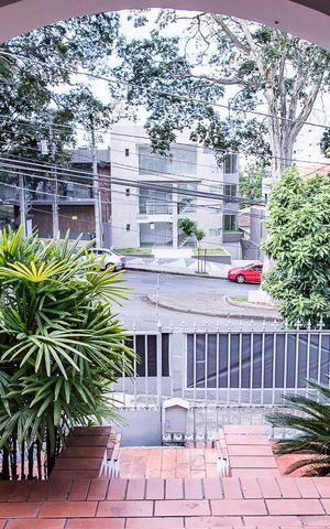 Casa à venda com 350m², 7 quartos e 8 vagas Casa à venda com 350m², 7 quartos e 8 vagasVaranda da Sala