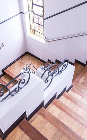 Casa à venda com 350m², 7 quartos e 8 vagas Casa à venda com 350m², 7 quartos e 8 vagasEscada