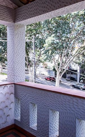 Casa à venda com 350m², 7 quartos e 8 vagas Casa à venda com 350m², 7 quartos e 8 vagasVaranda