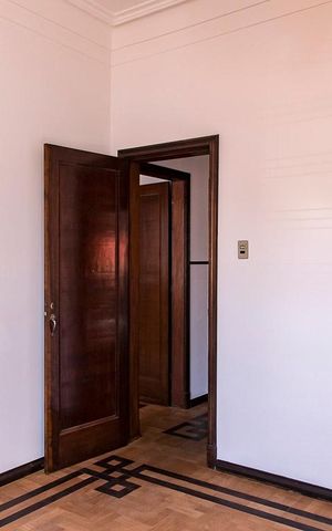 Casa à venda com 350m², 7 quartos e 8 vagas Casa à venda com 350m², 7 quartos e 8 vagasQuarto 5