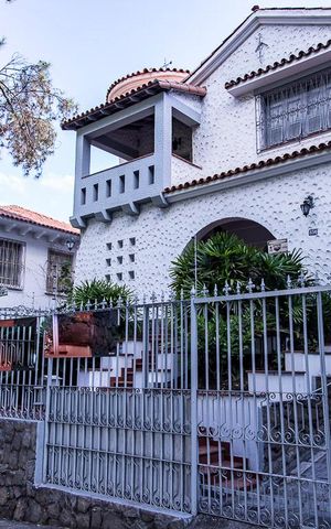 Casa à venda com 350m², 7 quartos e 8 vagas Casa à venda com 350m², 7 quartos e 8 vagasFachada