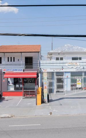 Casa à venda com 210m², 3 quartos e 2 vagas1o. Andar - Sala (Vista)