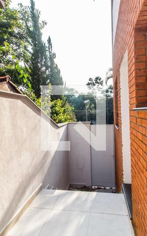 Casa de condomínio à venda com 350m², 4 quartos e 6 vagas Casa de condomínio à venda com 350m², 4 quartos e 6 vagasCorredor