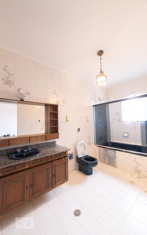 Casa para alugar com 1200m², 4 quartos e 8 vagas Casa para alugar com 1200m², 4 quartos e 8 vagasBanheiro da Suíte