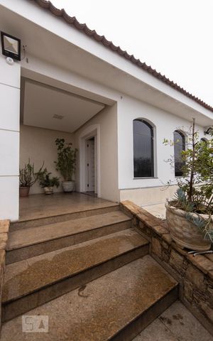 Casa para alugar com 1200m², 4 quartos e 8 vagas Casa para alugar com 1200m², 4 quartos e 8 vagasHall de Entrada