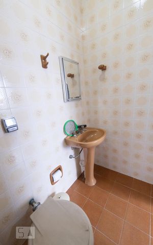 Casa para alugar com 1200m², 4 quartos e 8 vagas Casa para alugar com 1200m², 4 quartos e 8 vagasBanheiro de Serviço