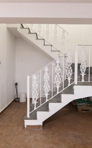 Casa para alugar com 1200m², 4 quartos e 8 vagas Casa para alugar com 1200m², 4 quartos e 8 vagasGaragem (escada de Acesso a casa)