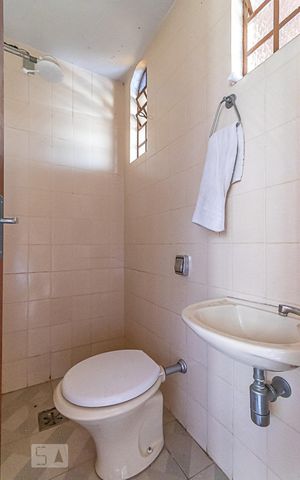 Casa à venda com 386m², 3 quartos e 8 vagas Casa à venda com 386m², 3 quartos e 8 vagasBanheiro Externo