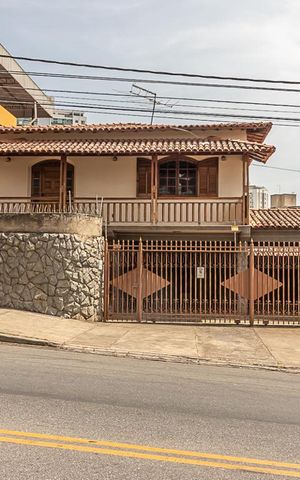 Casa à venda com 386m², 3 quartos e 8 vagas Casa à venda com 386m², 3 quartos e 8 vagasFachada