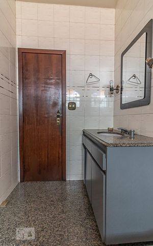 Casa à venda com 386m², 3 quartos e 8 vagas Casa à venda com 386m², 3 quartos e 8 vagasBanheiro do Segundo Andar