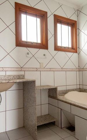 Casa à venda com 216m², 4 quartos e 3 vagas Casa à venda com 216m², 4 quartos e 3 vagasBanheiro Suíte