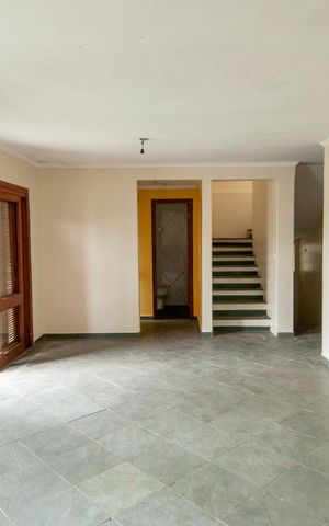 Casa à venda com 216m², 4 quartos e 3 vagas Casa à venda com 216m², 4 quartos e 3 vagasSala