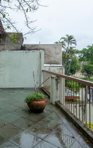 Casa à venda com 216m², 4 quartos e 3 vagas Casa à venda com 216m², 4 quartos e 3 vagasSacada / Sala